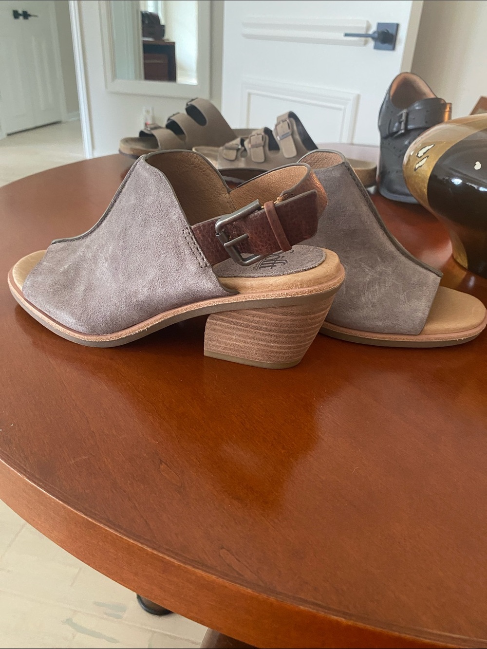 Suede sandals in Taupe- gray leather with brown leather strap 8M - new Sofft